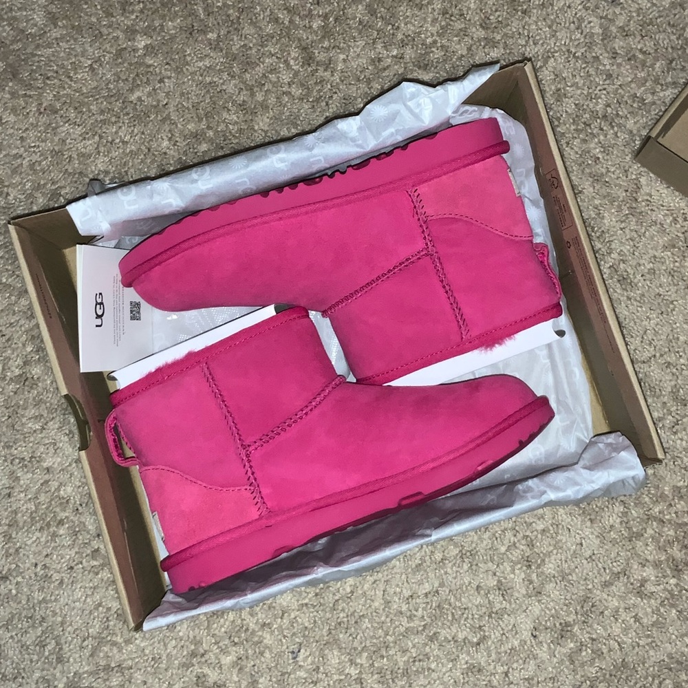 Ugg classic mini II kids 5y women’s 7